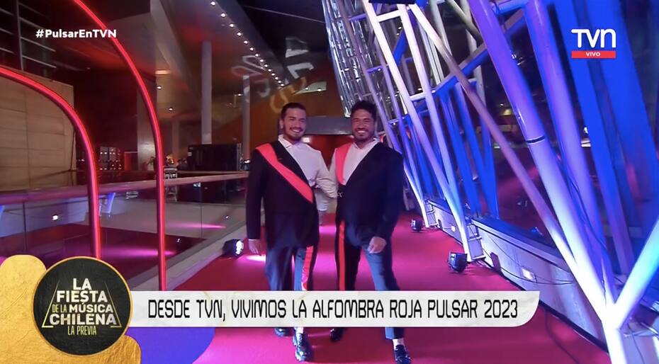 La pareja en la alfombra roja de los Premios. Pulsar 2023. Créditos: TVN.