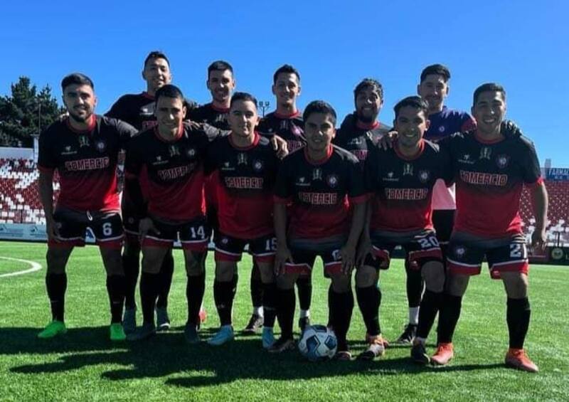 David Llanos, con el dorsal número 14, representa a Club Deportivo Comercio de Castro. Foto: Panorama Deportivo.