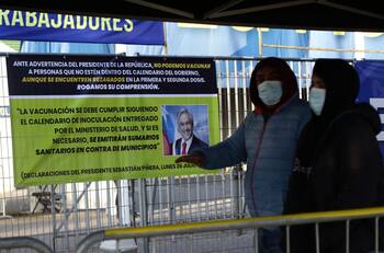 La Florida: polémico cartel con rostro de Piñera excusa la no vacunación a rezagados