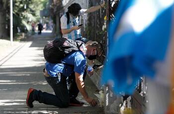 Aficionados llegan a la embajada de Argentina en Chile para despedir a Maradona