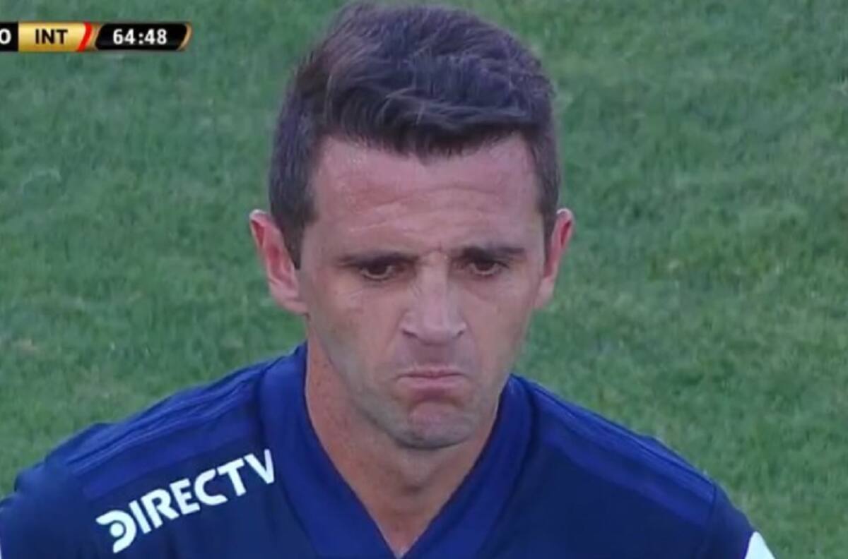 ¡Roja! Walter Montillo se ganó la expulsión por esta falta ante Inter de Porto Alegre