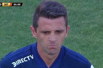 ¡Roja! Walter Montillo se ganó la expulsión por esta falta ante Inter de Porto Alegre