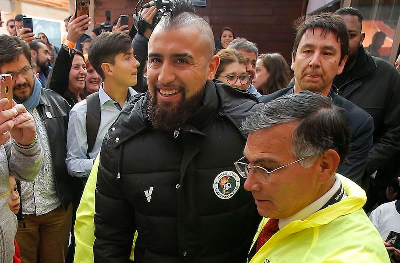 Arturo Vidal decidió no inscribir a Rodelindo Román en Tercera A. Foto: Aton.