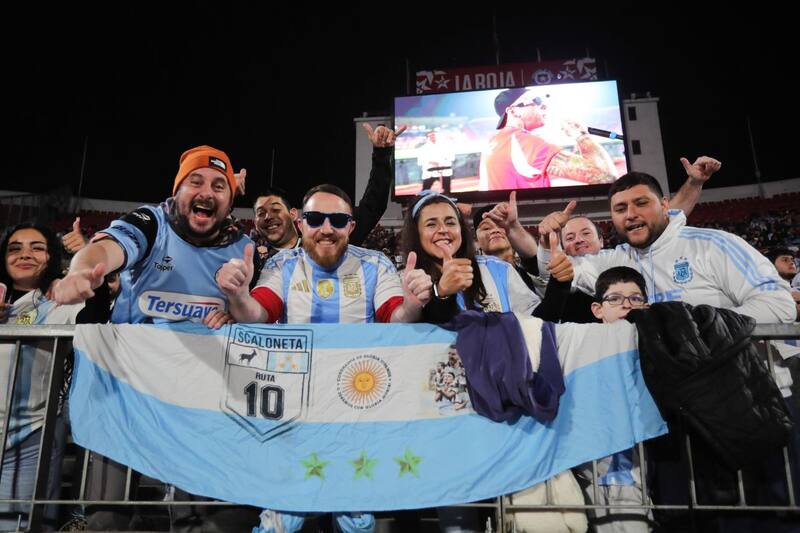 Un festín se hicieron los argentinos con la derrota de Chile. Foto: Agencia Aton.