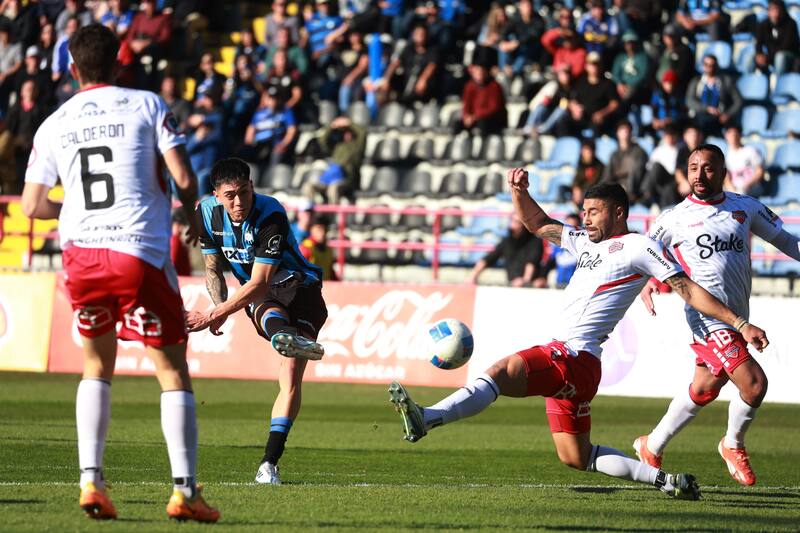 El lateral de Huachipato estaría en la órbita de Independiente. /Photosport