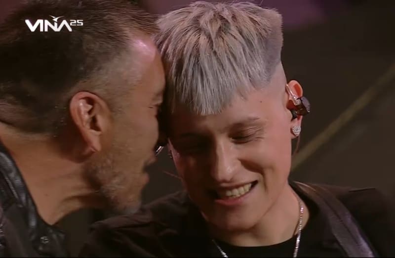 fue soprendido con sus padres.