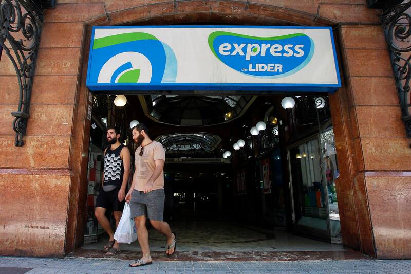 Jumbo, Lider y Unimarc ofrecen diversos puestos de trabajo para comenzar el año con empleo. Foto: ATON.