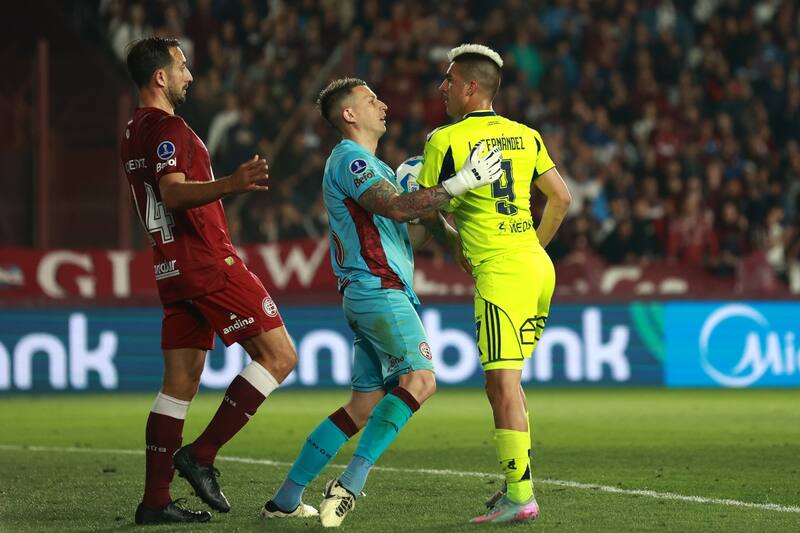 . El delantero buscando a Carlos Izquierdoz. Foto: Agencia Aton.