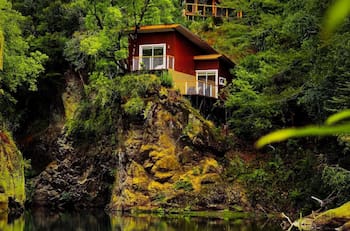 Este increíble camping con cabañas sobre el río es perfecto para desconectar y disfrutar de maravillosas vistas