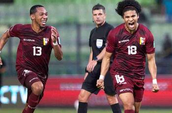 VIDEO| Eduard Bello comandó la remontada de Venezuela ante Ecuador con un espectacular golazo de tiro libre