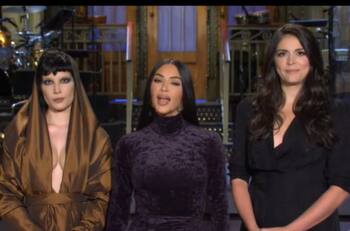 Con apoyo de sus hermanas y un sobrio look: Así fue el debut de Kim Kardashian en "Saturday Night Live"