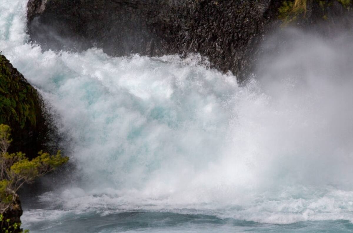 Encuentran a hombre que desapareció tras caer 150 metros en Salto del Agua en Placilla