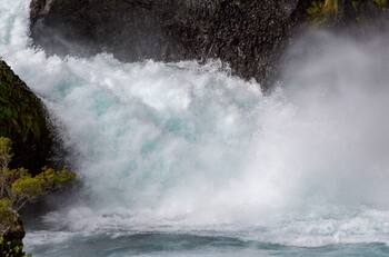 Encuentran a hombre que desapareció tras caer 150 metros en Salto del Agua en Placilla