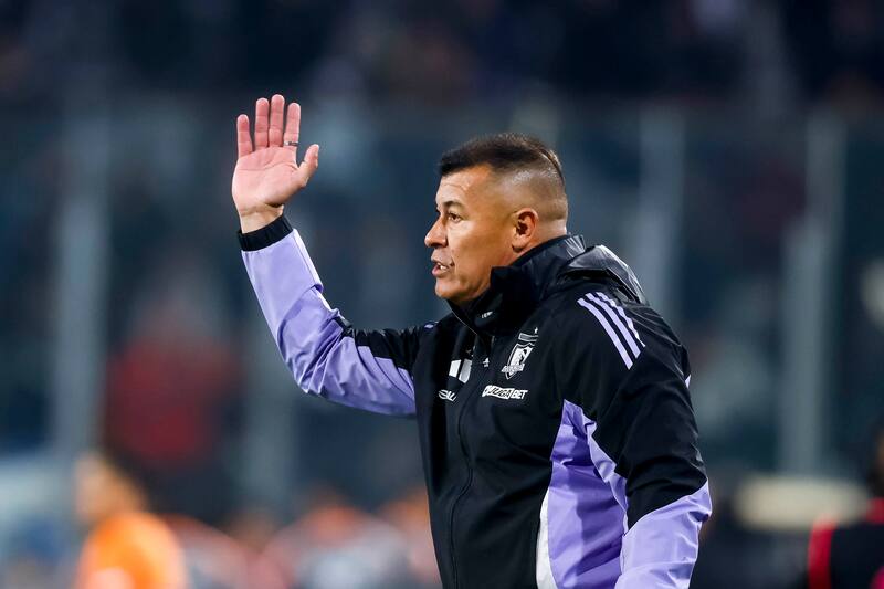 El entrenador volvió a estar al borde la cancha. Después, habló lo que quiso, sin referirse a lo que todos sospechan: está incómodo. Aunque vista de buzo.