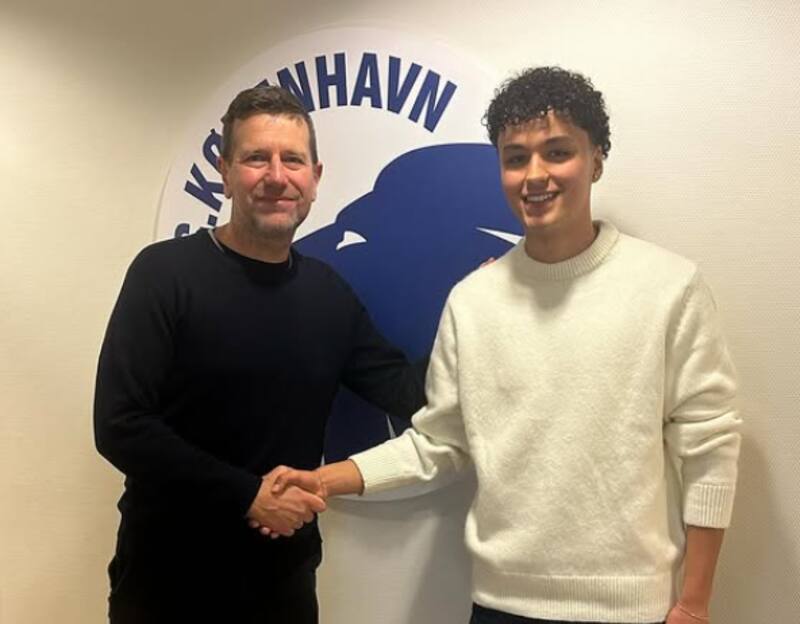 El delantero de abuela paterna chilena firmó su primer contrato profesional en Copenhague en 2024