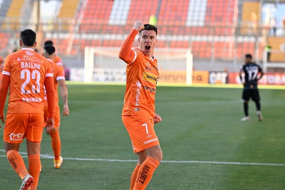 celebra gol de Cobreloa ante Santiago Morning.