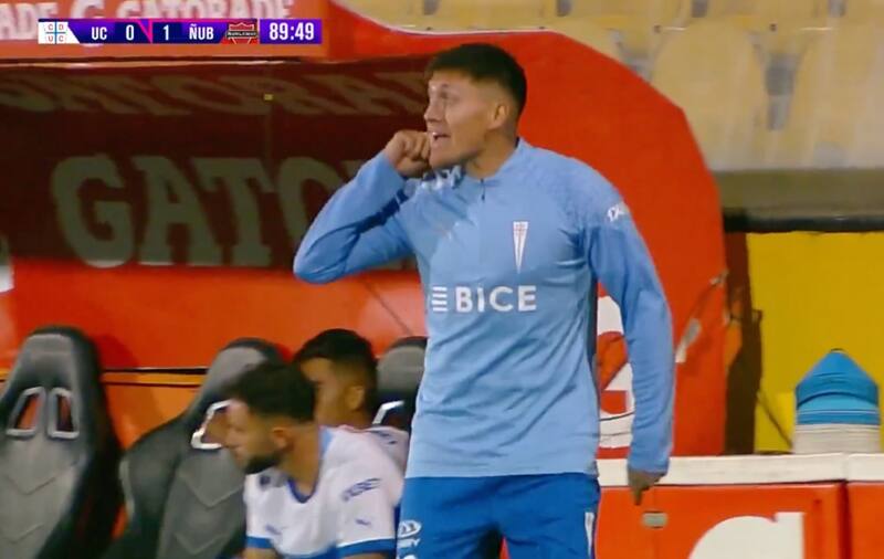 Nicolás Castillo fue expulsado al minuto 90, en la derrota por 1-0 de la UC. Foto: Aton.