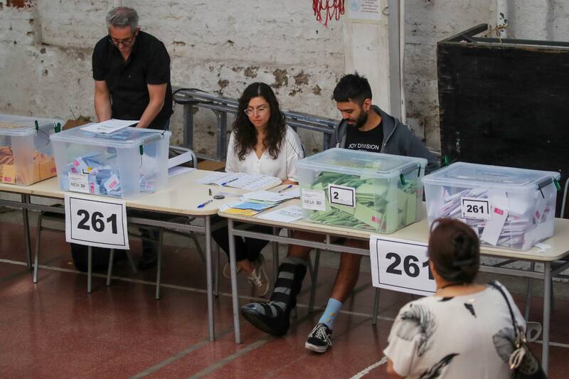 Los vocales de mesa deberán presentarse tanto en la primera como en la segunda vuelta del proceso eleccionario. Créditos: Jonnathan Oyarzun/Aton Chile,
