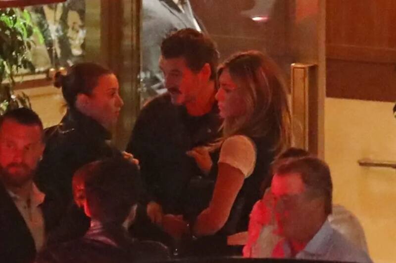 Los actores fueron captados por los paparazzis afuera del hotel donde compartieron una larga cena en compañía de amigos.