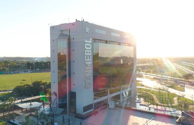 se habría negado a la reprogramación del partido de Barcelona y Bragantino.