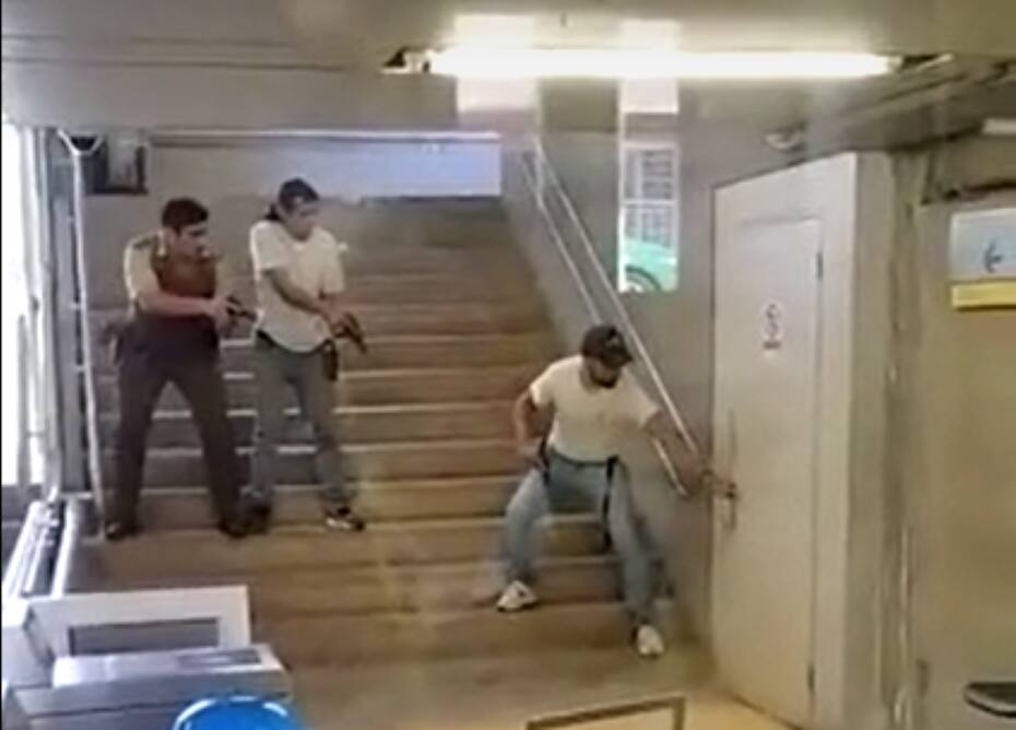 El sujeto fue reducido por tres personas tras ser descubierto