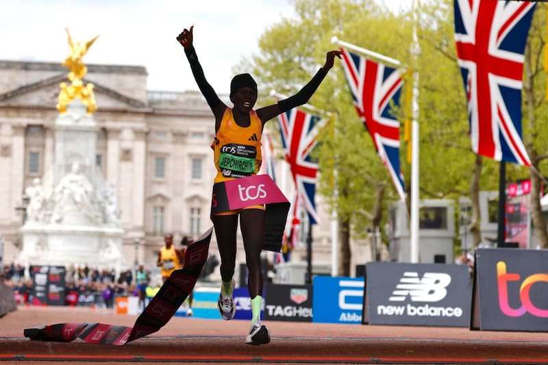 se transformó en la maratonista más rápida del mundo y se impuso en la prueba corrida en Londres (Foto: EFE)