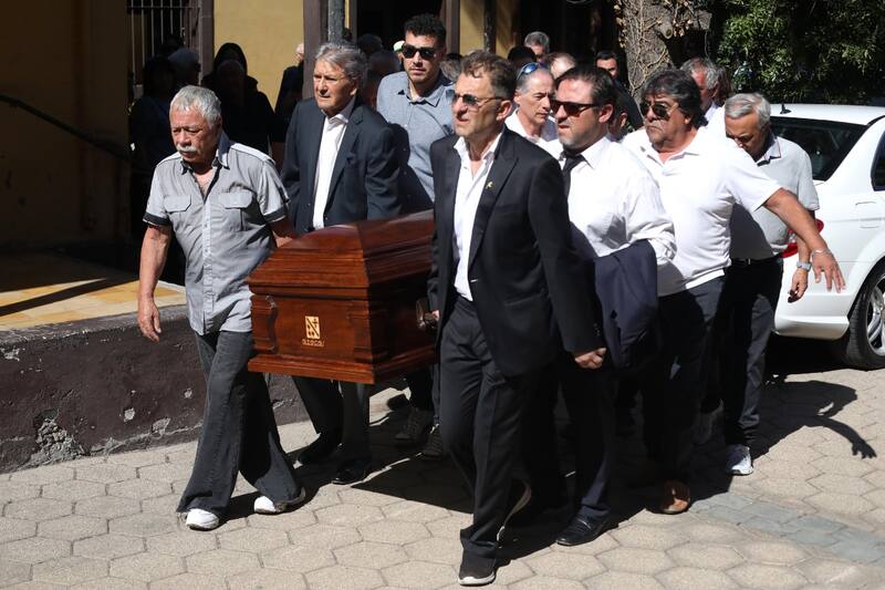 Carlos Caszely y Aníbal Mosa cargando el féretro de Jorge Toro