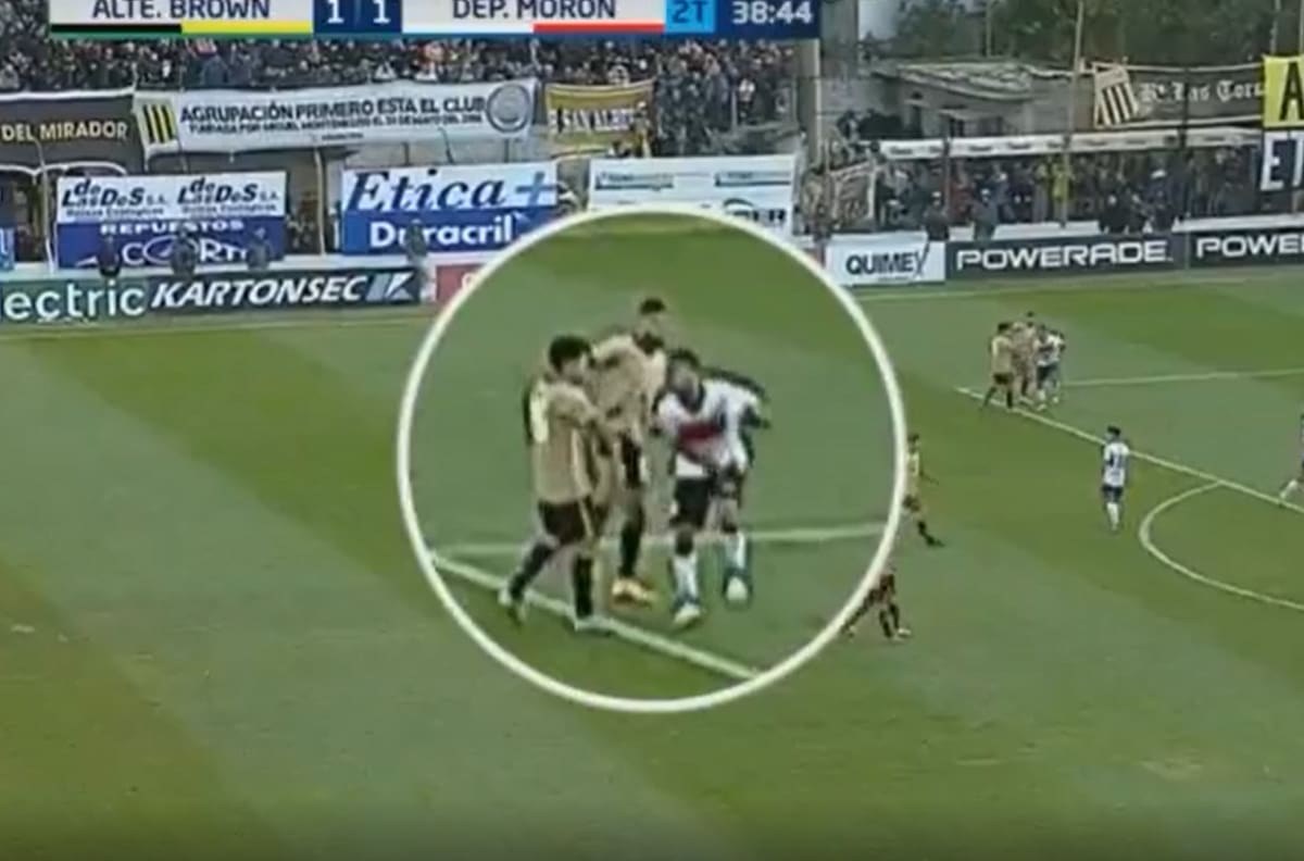 VIDEO | ¿Fue al balón?: la cobarde patada que se vio en el ascenso argentino