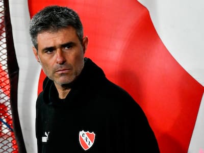 “Eres un hijo de p...”: exdelantero de la U apunta contra DT de Independiente tras tragedia en Argentina