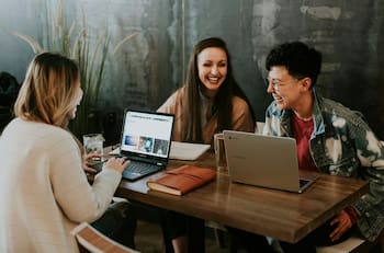 Importante cadena de institutos de inglés vende todos sus centros en Santiago por US$8 millones