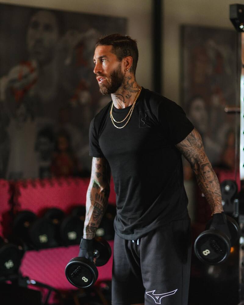 El ex defensa del Real Madrid comparte en sus redes sociales sus entrenamientos.