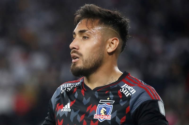 con la camiseta de Colo Colo.