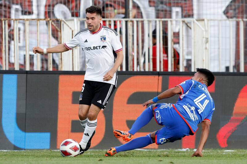 El lateral cae tras sufrir la grave lesión en el encuentro entre Colo Colo y la U. Foto: Aton.