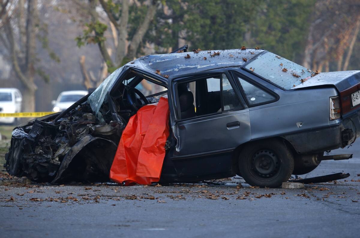 Lo Prado: Persecución policial termina con una delincuente muerta tras chocar contra árbol