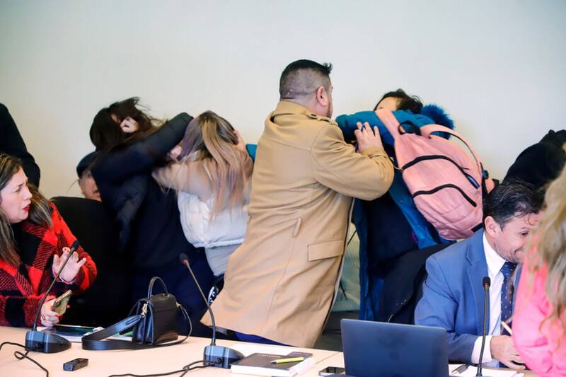 A golpes ingresaron a la sesión. Créditos: ATON.