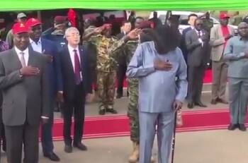 VIDEO | Detienen a periodistas por grabar al presidente de Sudán del Sur orinándose durante un acto público