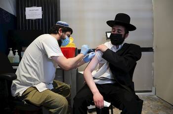 Israel registra nuevo récord de casos de Covid-19 pero bajan los casos graves