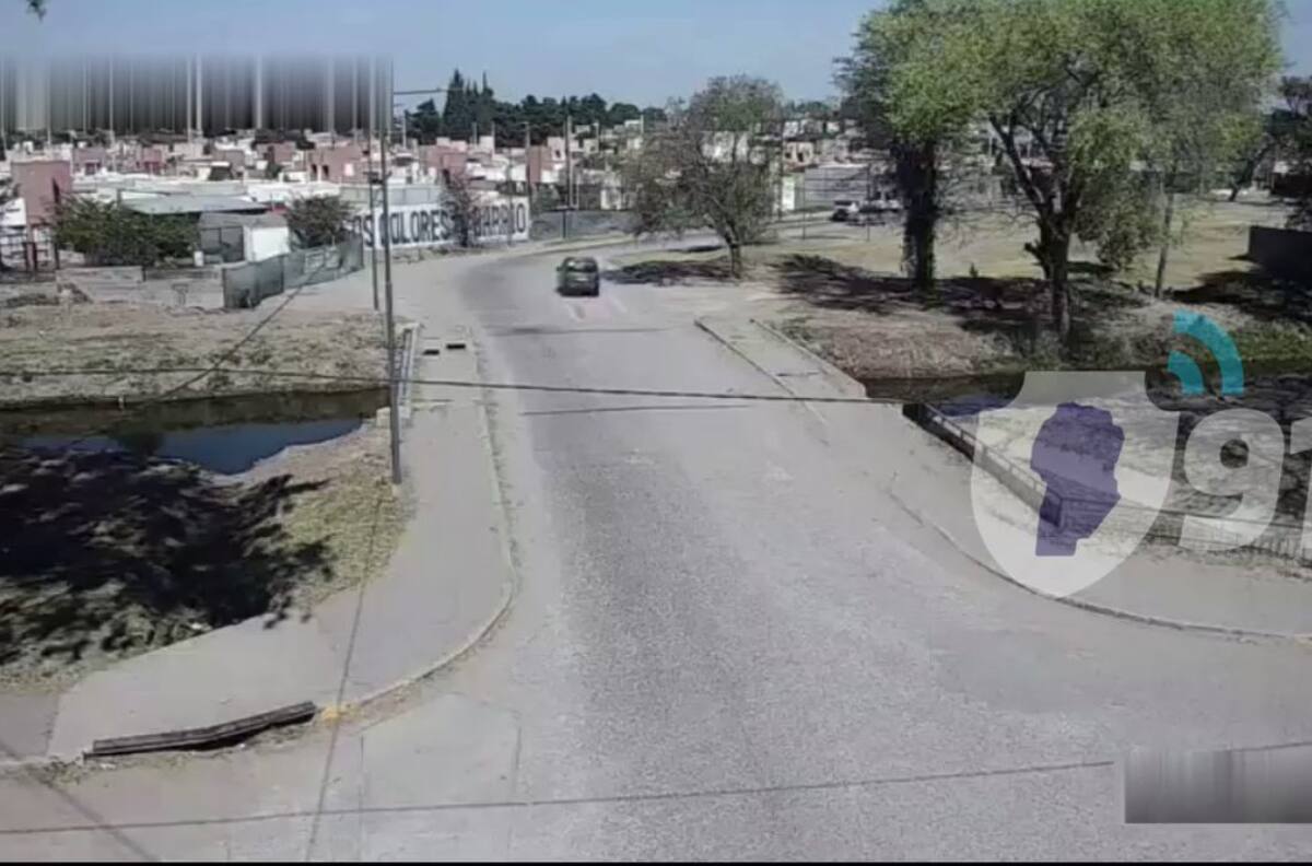 VIDEO | Parece película: Ladrón saltó de su auto en plena persecución policial y abrazó a desconocido para salvarse