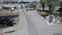 VIDEO | Parece película: Ladrón saltó de su auto en plena persecución policial y abrazó a desconocido para salvarse