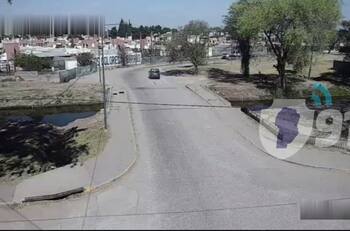 VIDEO | Parece película: Ladrón saltó de su auto en plena persecución policial y abrazó a desconocido para salvarse