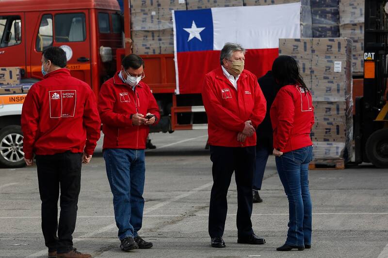 Santiago 30 Mayo 2020
Los ministro de estado participan de la Jornada de distribución de suministros del plan "Alimentos para Chile".
Marcelo Hernandez/Aton Chile