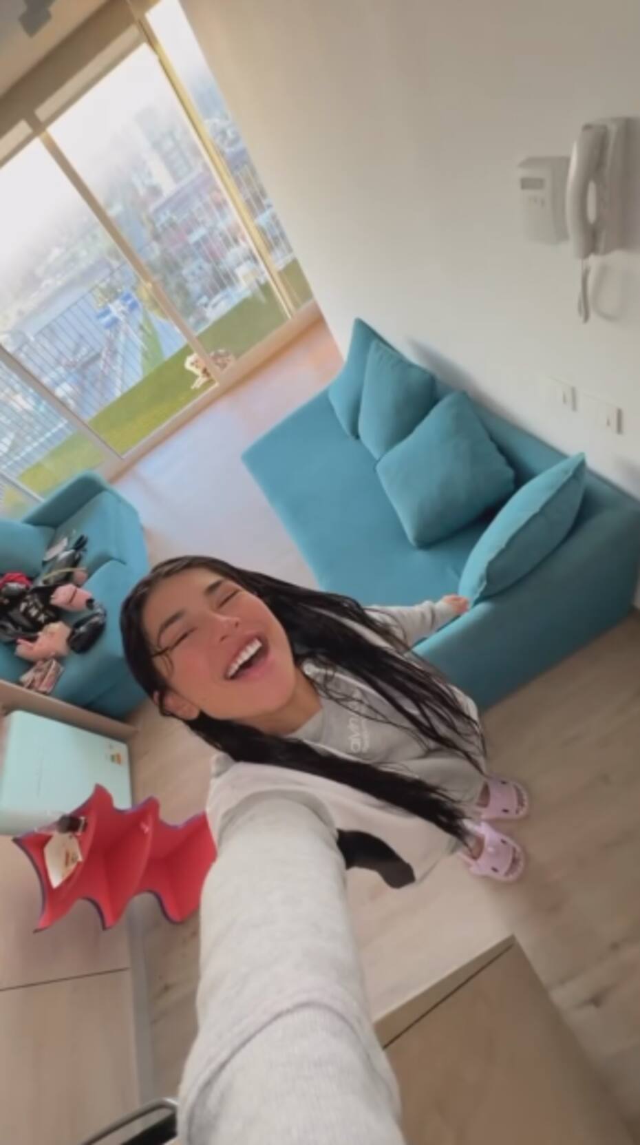 Este es el living del nuevo departamento de Eskarcita