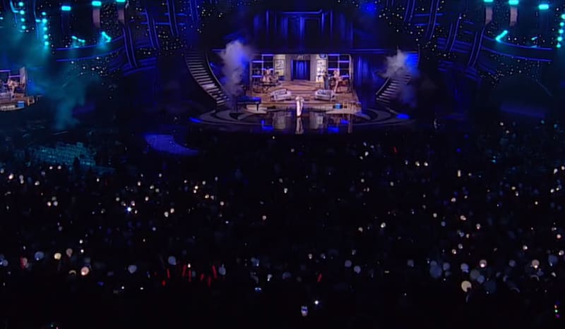 Manuel Turizo es soprendido por sus fanáticas.