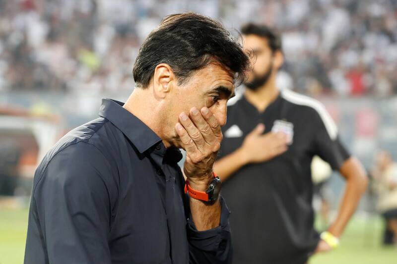 El entrenador Gustavo Quinteros está preocupado por el presente de Colo Colo.