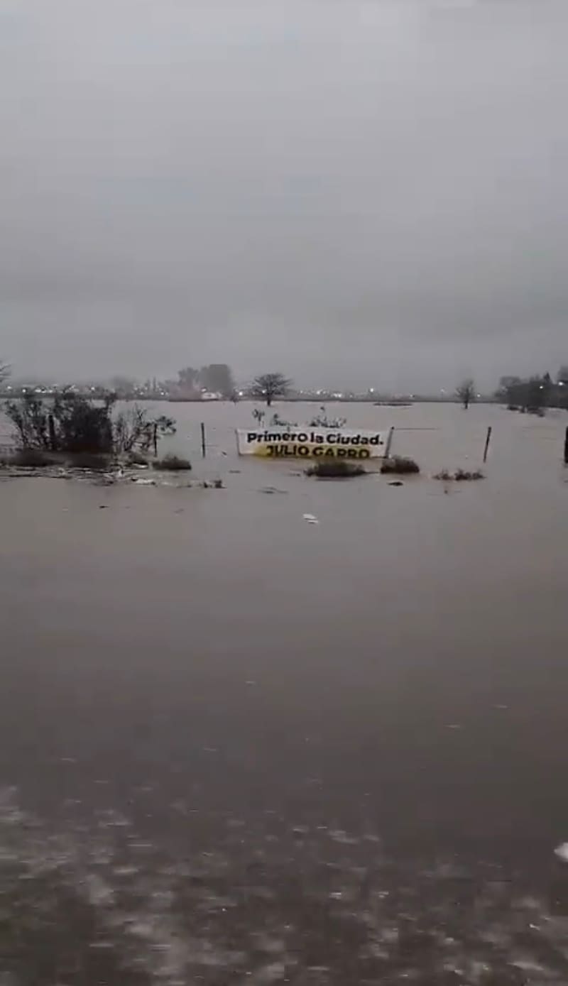 Usuarios en redes critican la gestión del intendente en medio del temporal. Créditos: @NoContext_LP