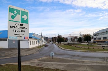 SHOA confirma hora en la que tsunami afectaría a las costas chilenas tras terremoto 7,5 en Puerto Williams