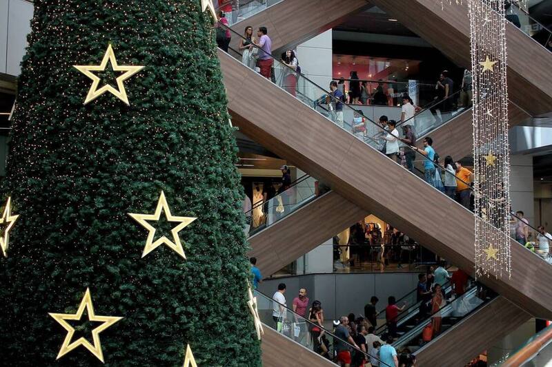 Son cientos los compradores que se agolpan en el centro comercial a diario para realizar sus compras de Navidad.