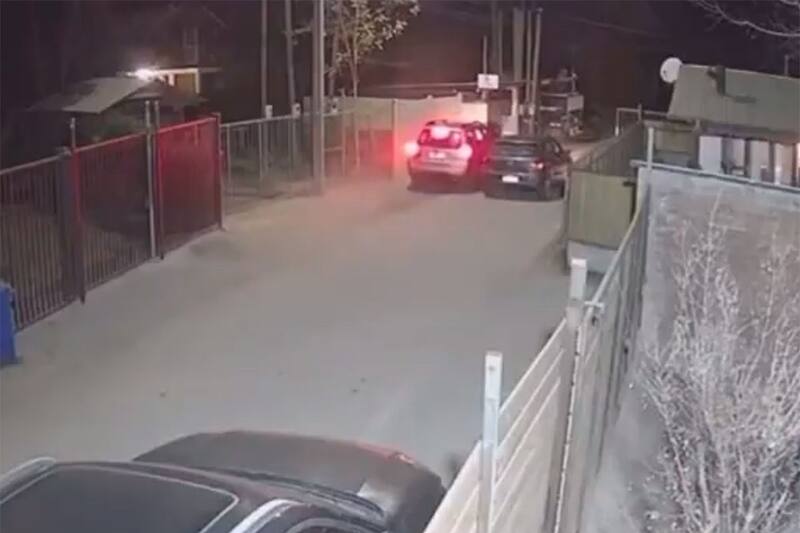 Delincuentes llegaron en una camioneta gris. Captura Video.