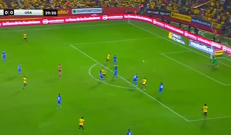 clavó la pelota en un ángulo y lideró el triunfo del equipo dirigido por Ariel Holan.