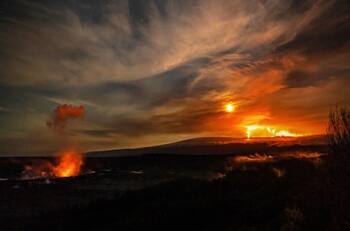 VIDEO | Ríos de lava: Mira cómo sigue saliendo magma del volcán Mauna Loa en Hawái